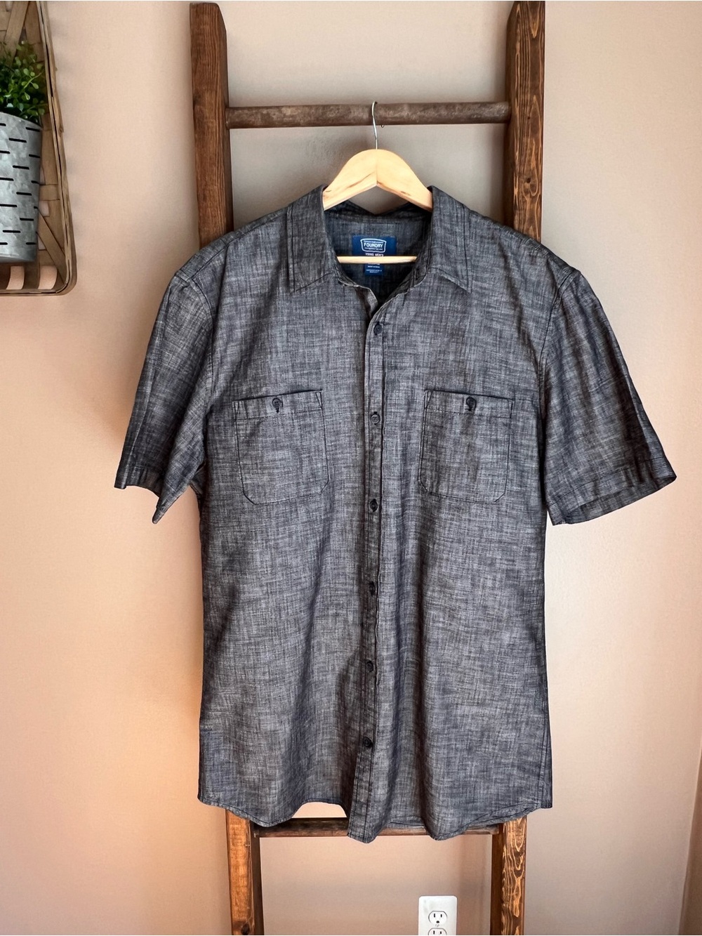 The Foundry Supply Co. Men's Short-Sleeve Button-Down Shirt in Charcoal Gray